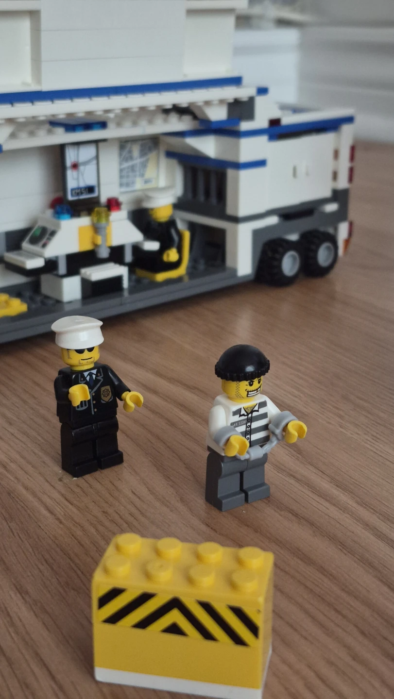 LEGO City Police Command Center Set 7743 - photo 3
