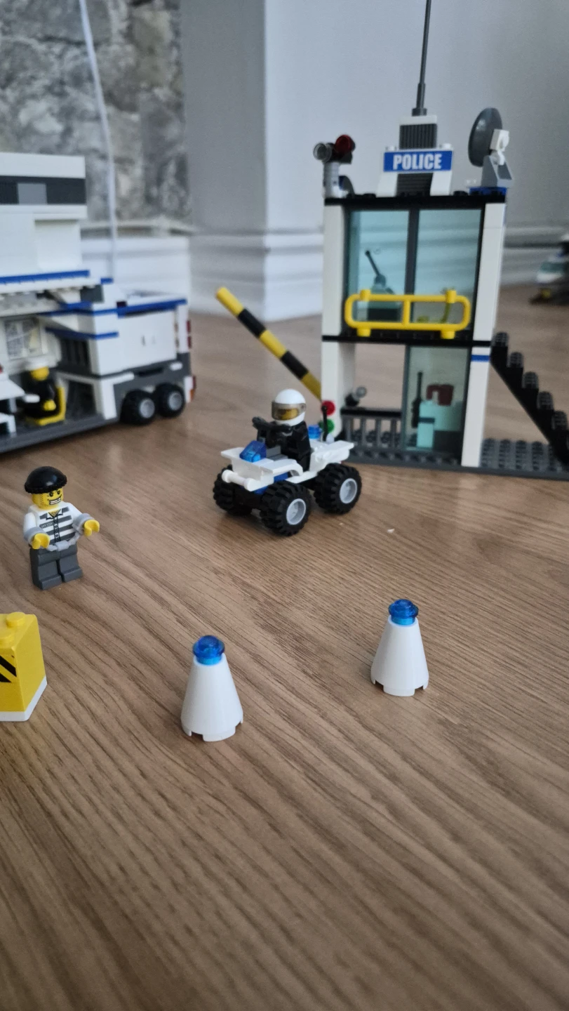 LEGO City Police Command Center Set 7743 - photo 4