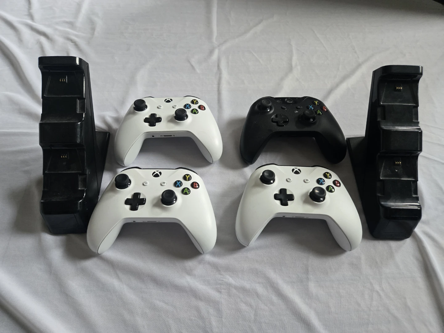 Xbox One S Console with 4 Controllers & 2 Charging Docks - photo 2