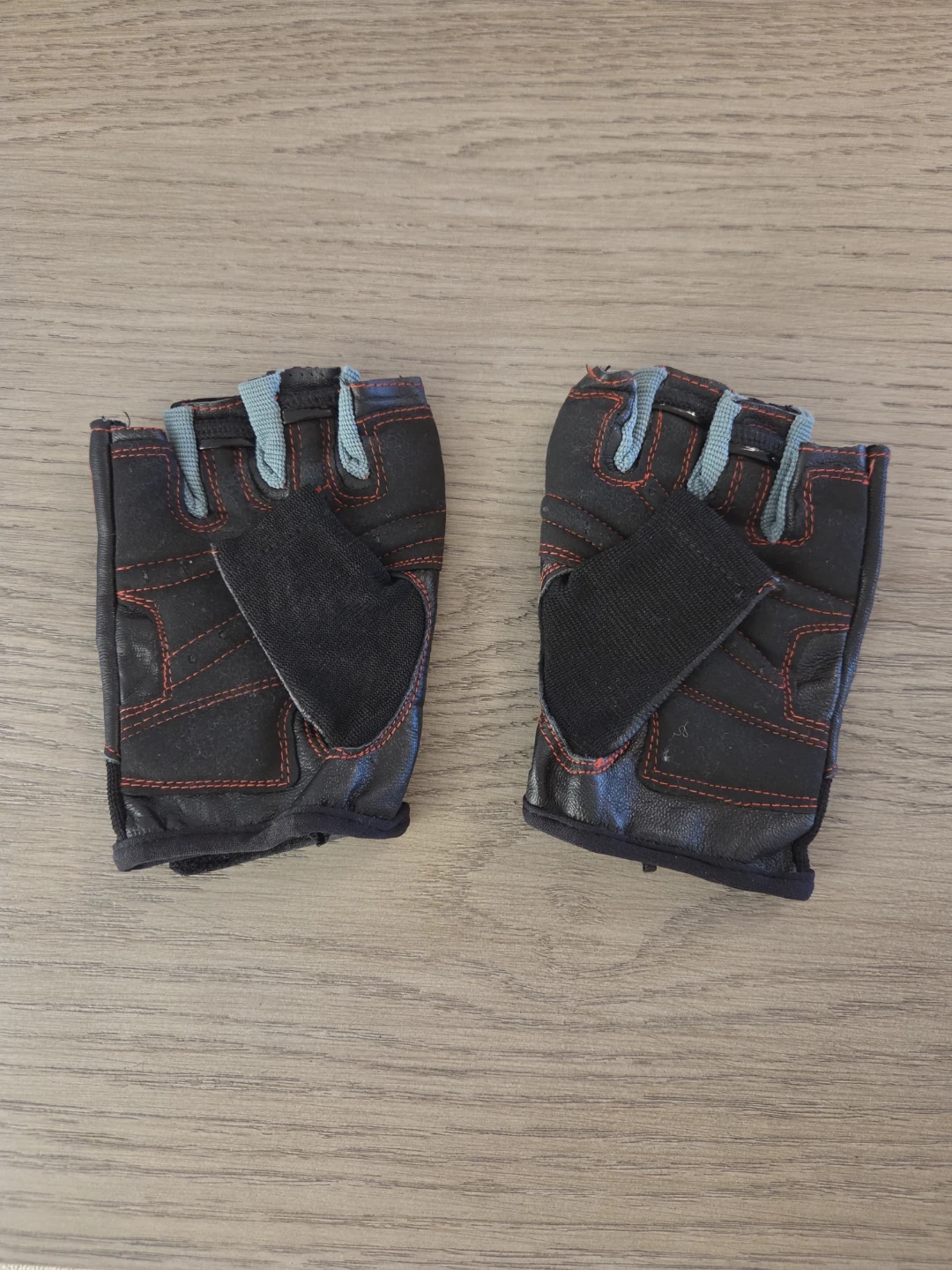 Black Fingerless Workout Gloves