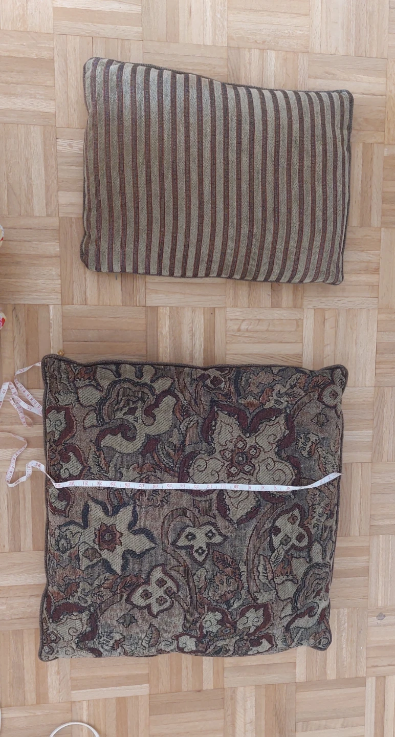Throw Pillows (2) - photo 2