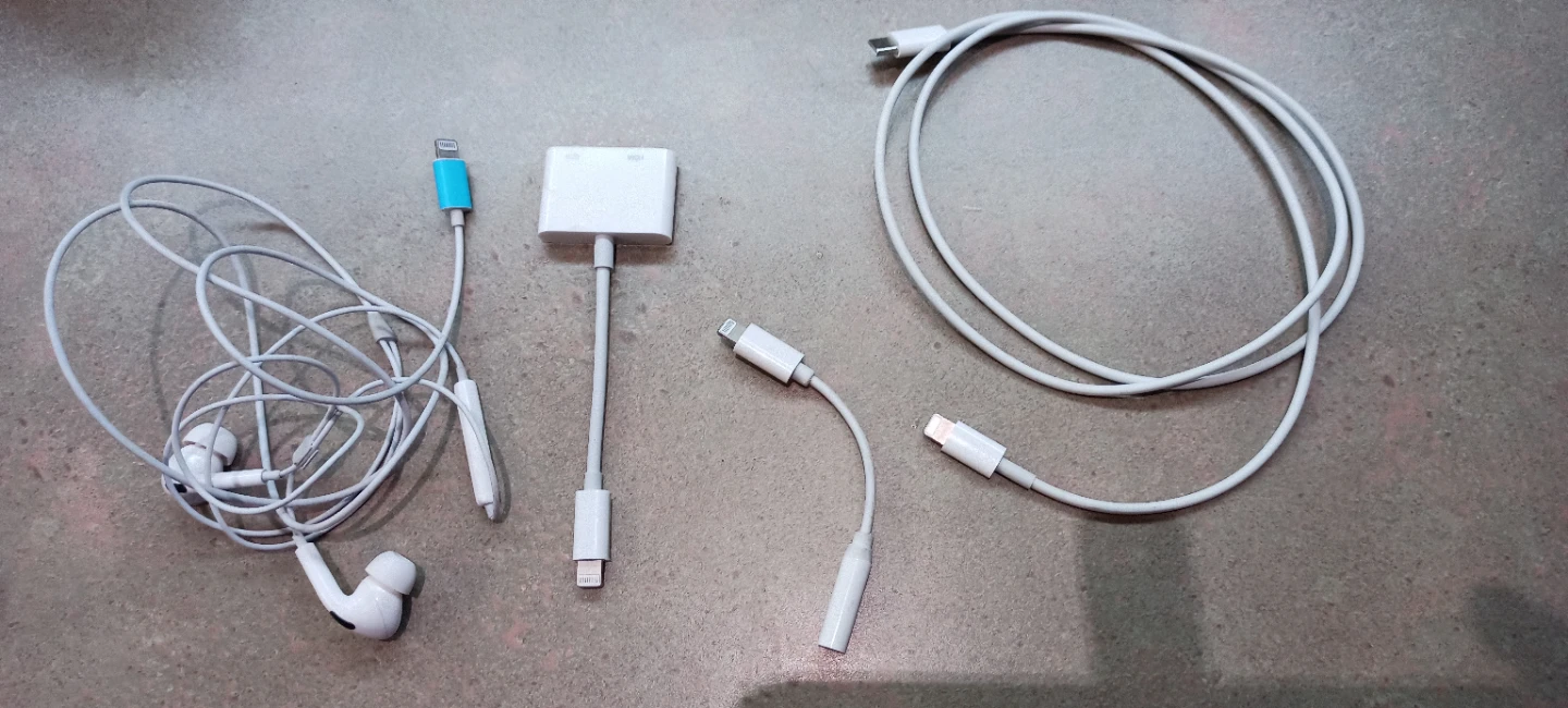 Apple Lightning Digital AV Adapter, EarPods and USB-C  cable