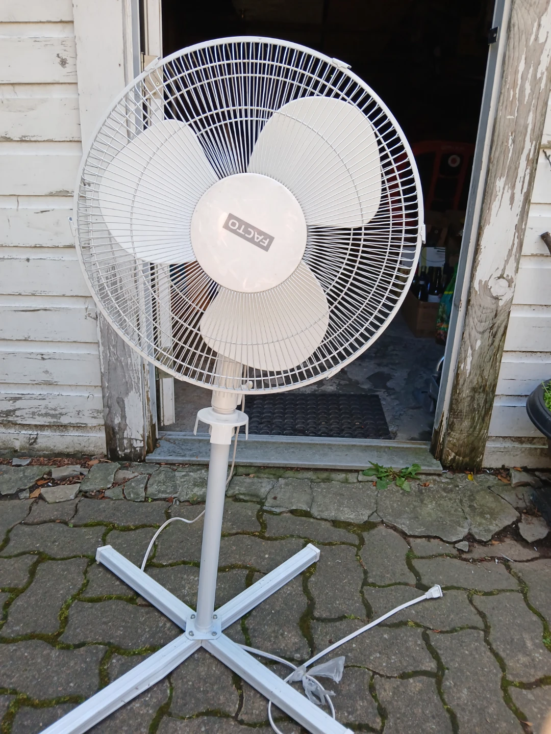 FACTO White Pedestal Fan