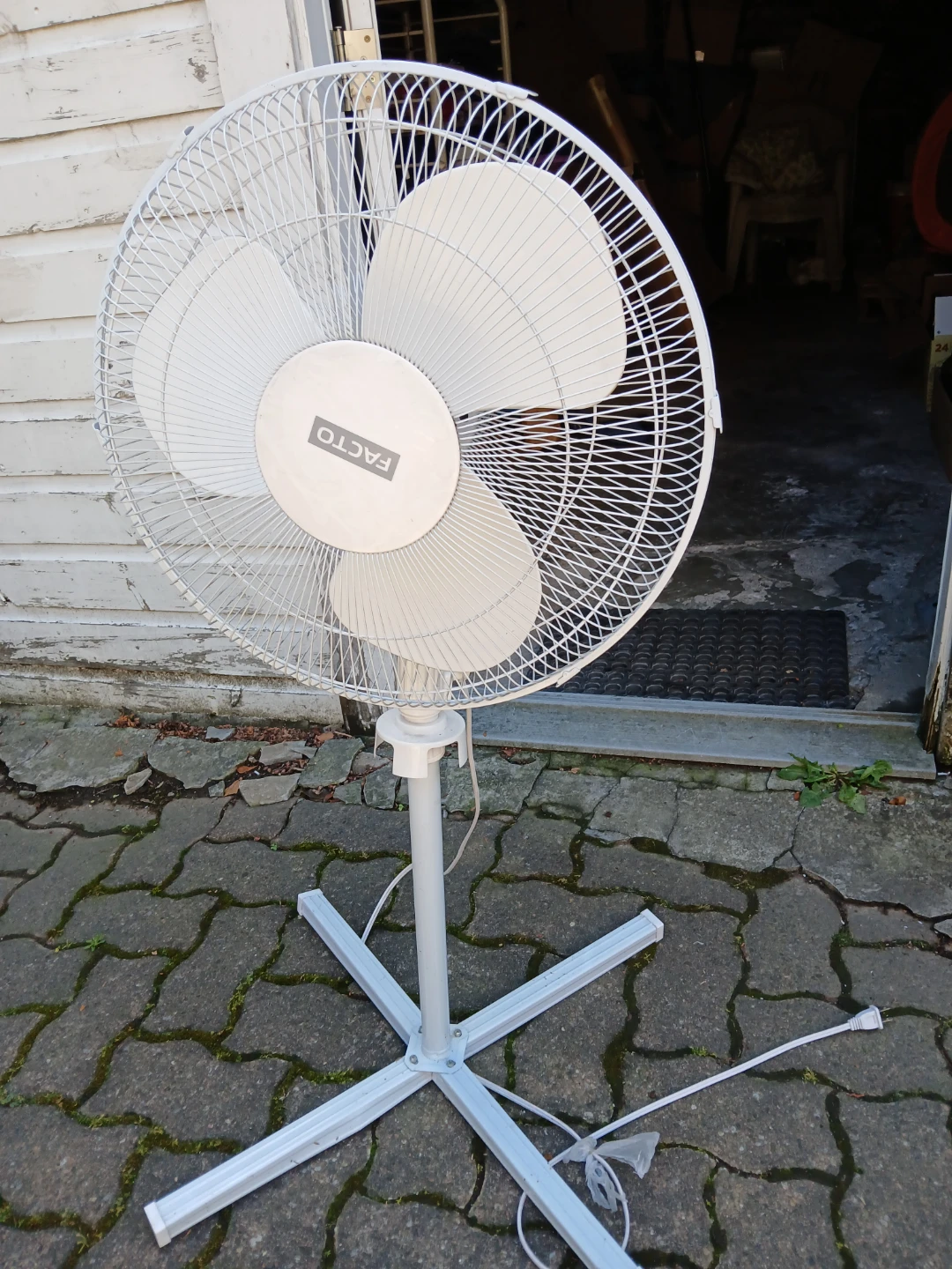FACTO White Pedestal Fan - photo 2