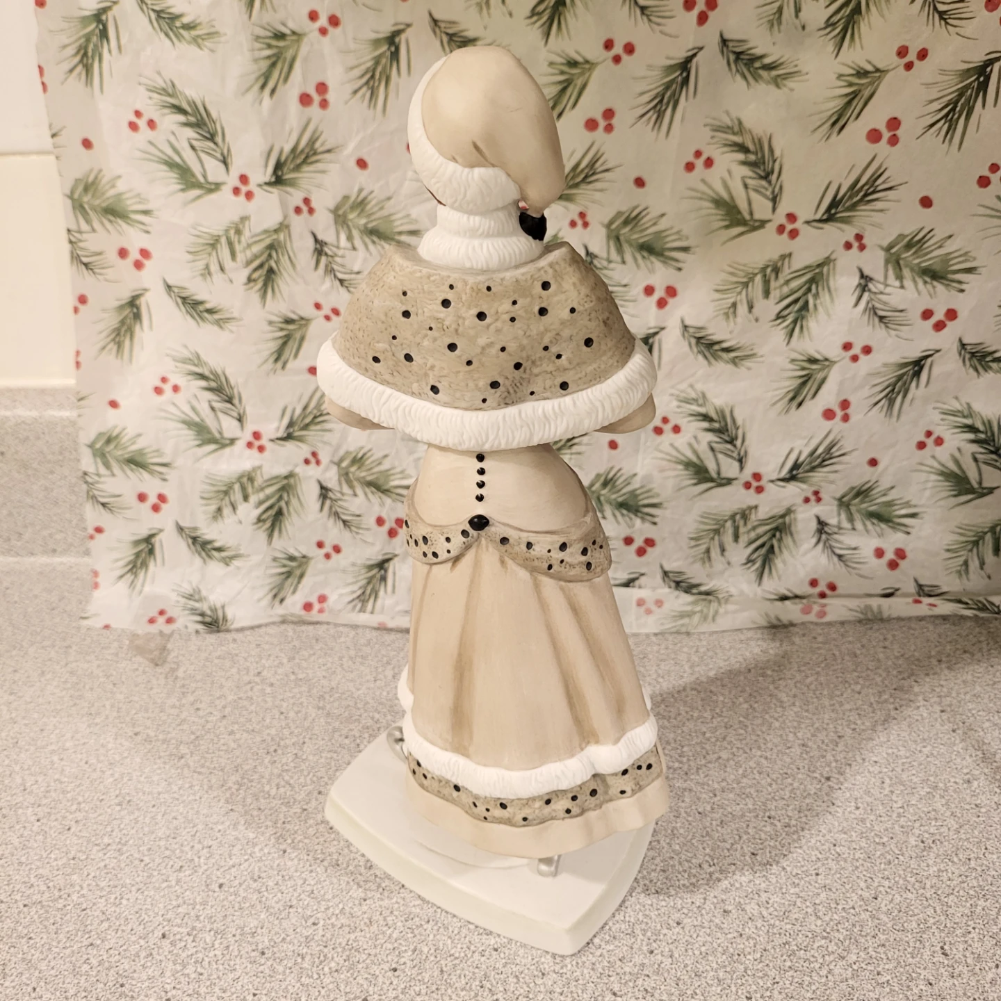 Avon Canada 100th Anniversary Figurine - photo 2