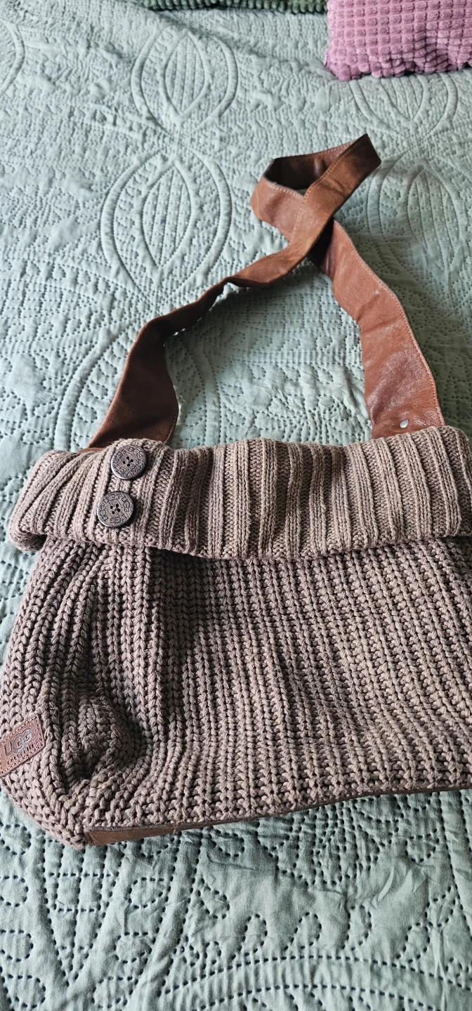 Ugg Australia shoulderbag sweater & Leather .