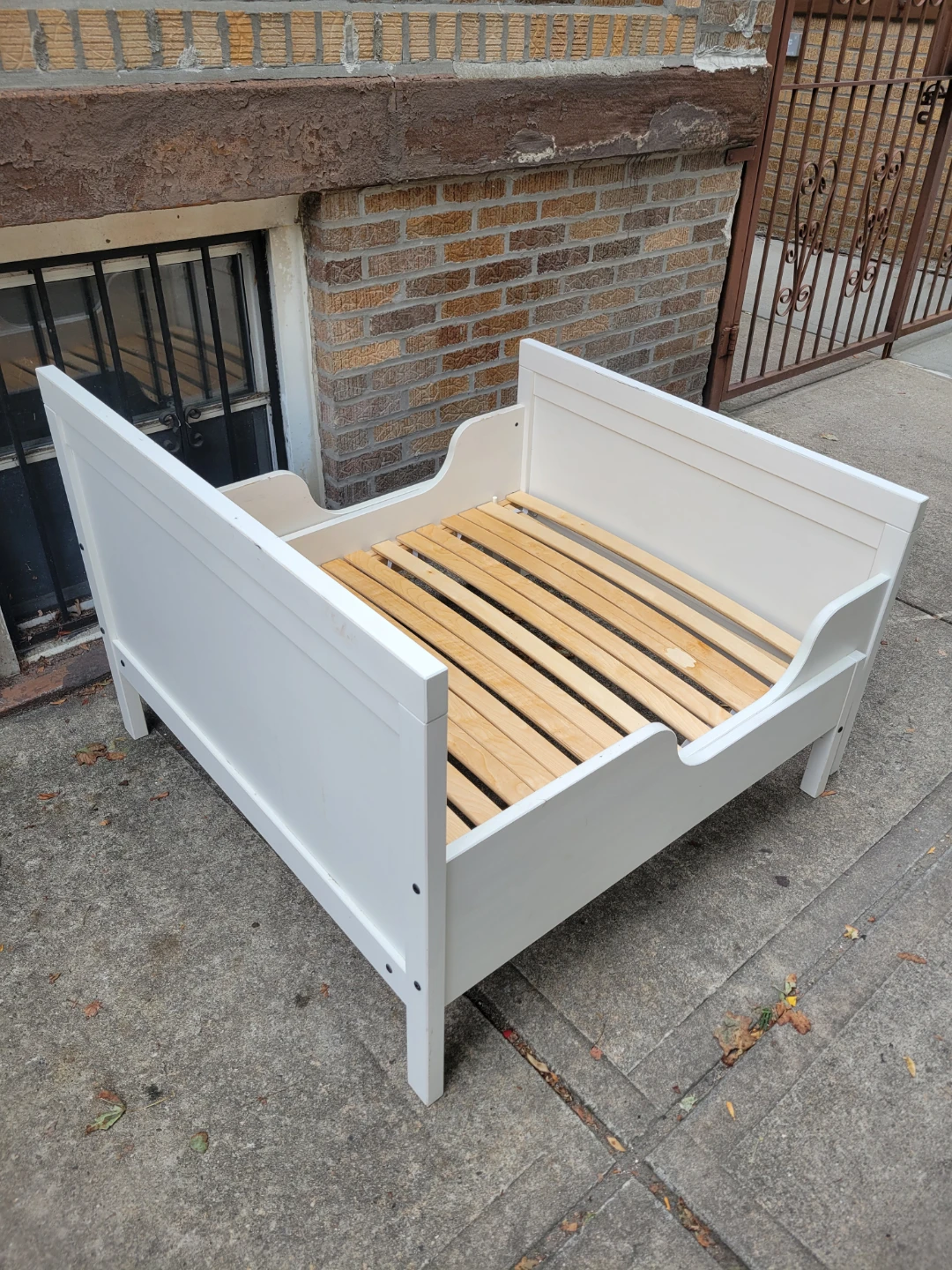 White Trasformer Bed from Toddler to Twin size