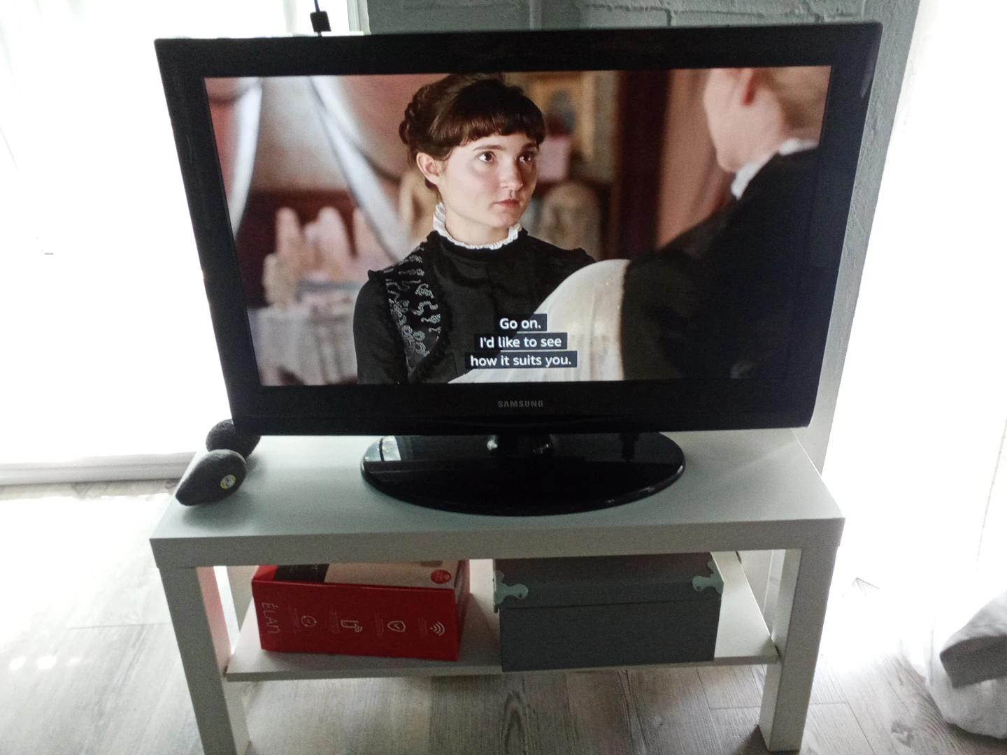 31" Samsung Flat Screen TV and stand - photo 4