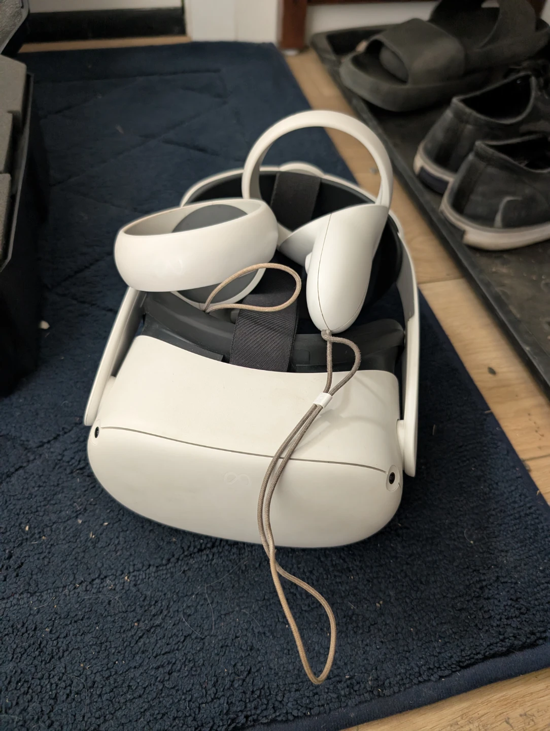 Meta Quest 2 VR Headset with Controllers and Case - photo 4