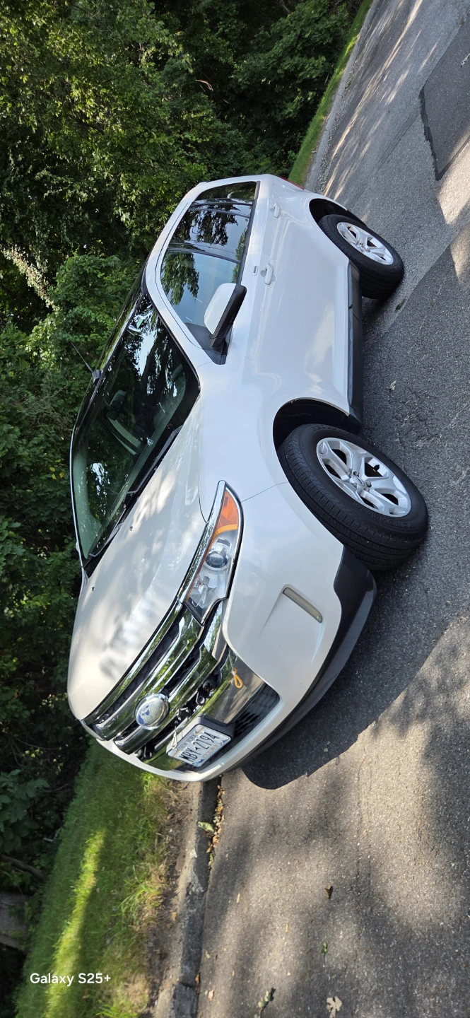White Ford Edge SUV - photo 2