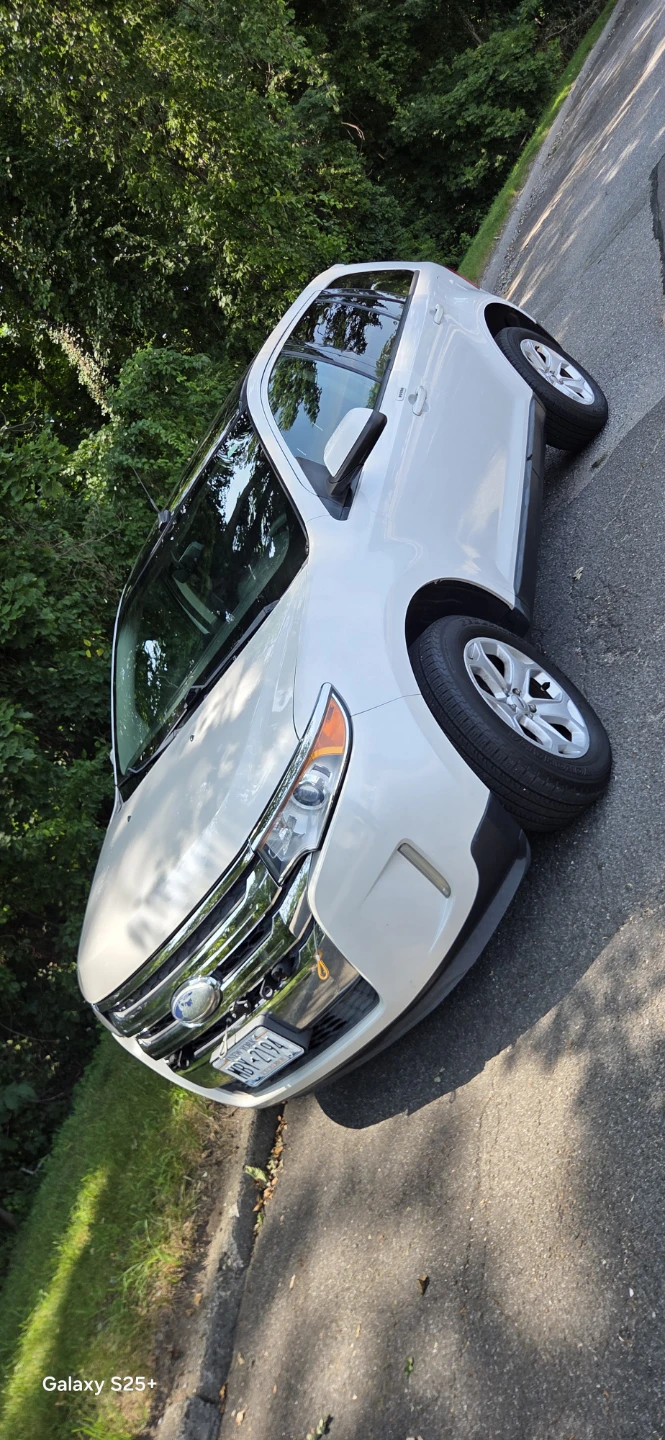 White Ford Edge SUV - photo 3