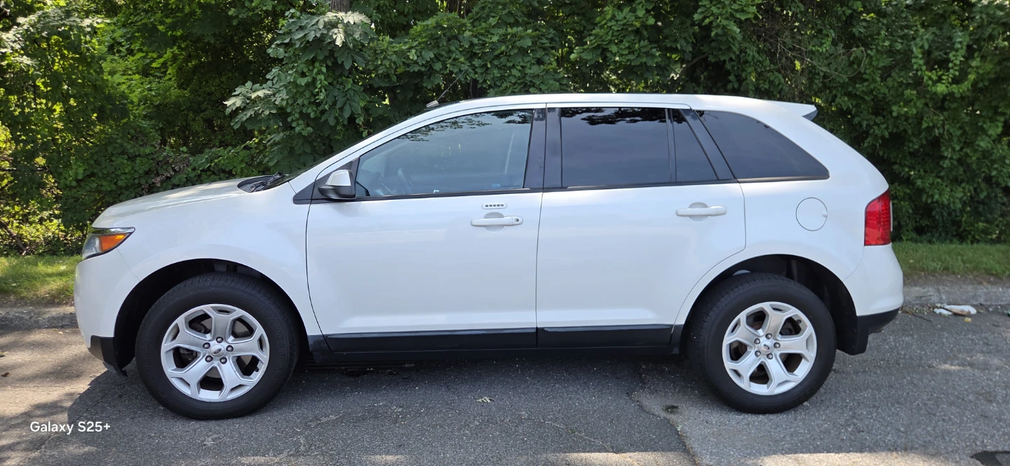 White Ford Edge SUV - photo 4