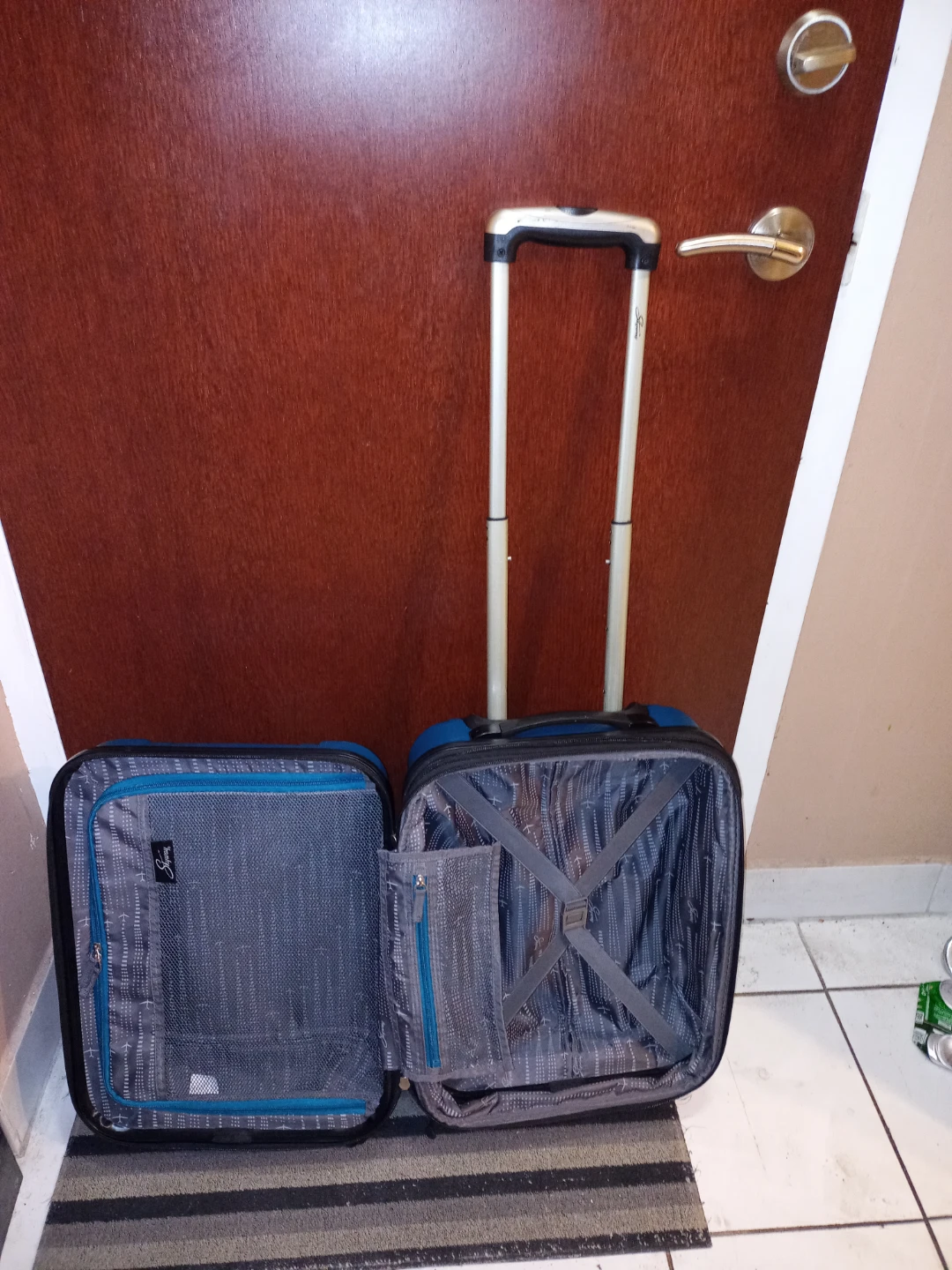 Small Luggage With Swivel Wheels - photo 2
