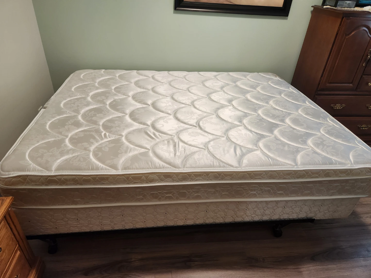 Queen mattress and matching box spring