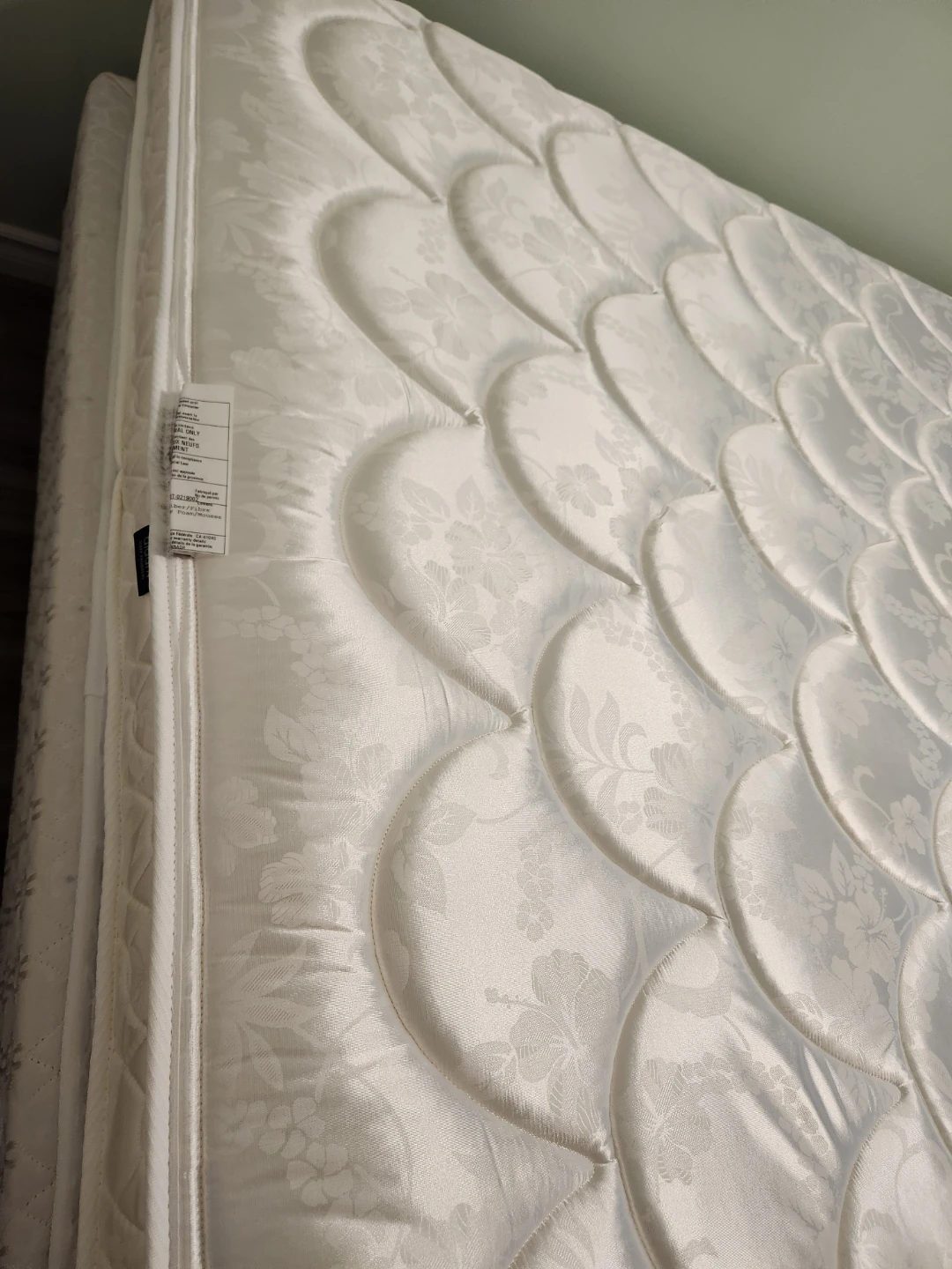 Queen mattress and matching box spring - photo 2