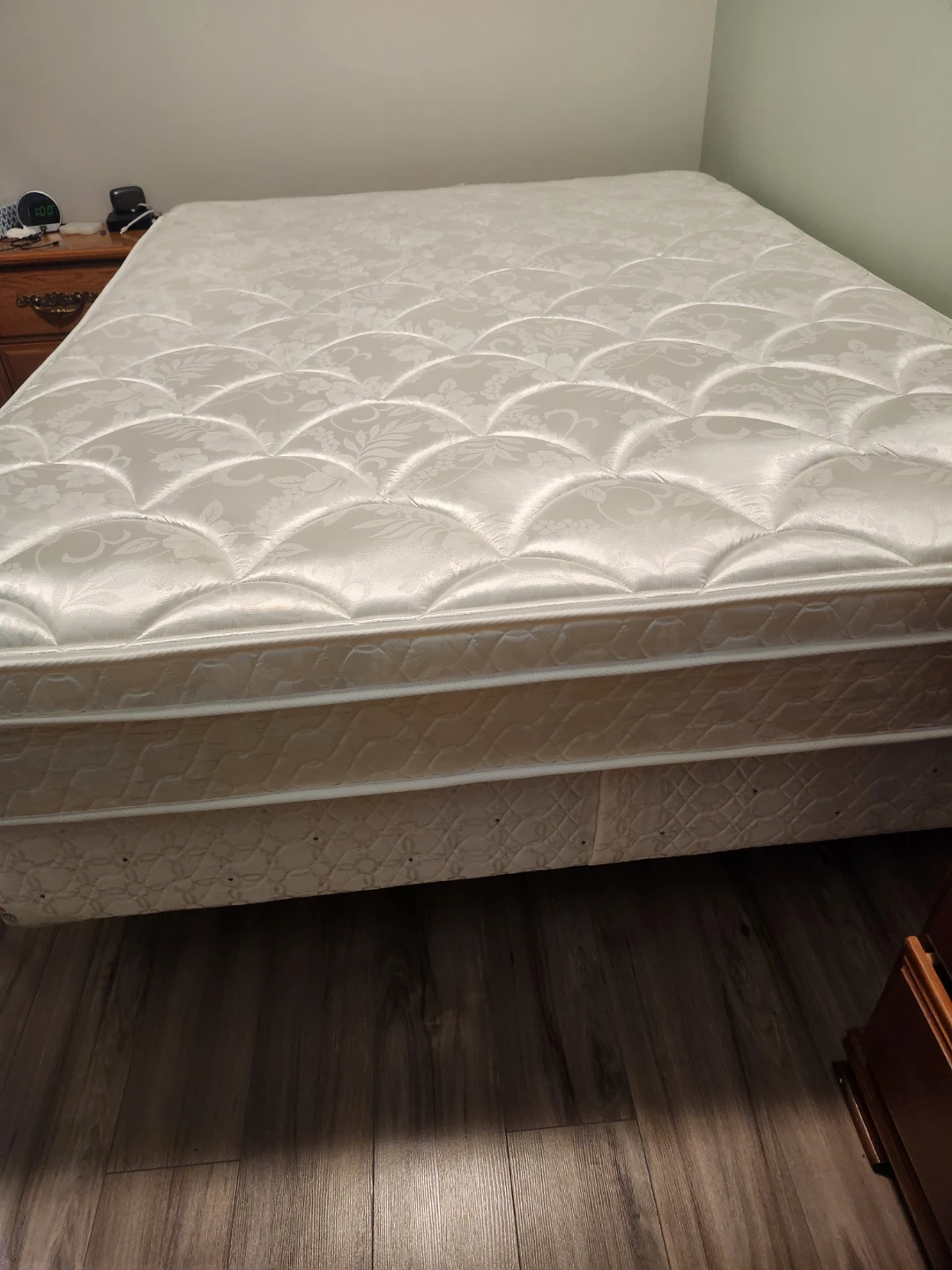 Queen mattress and matching box spring - photo 3