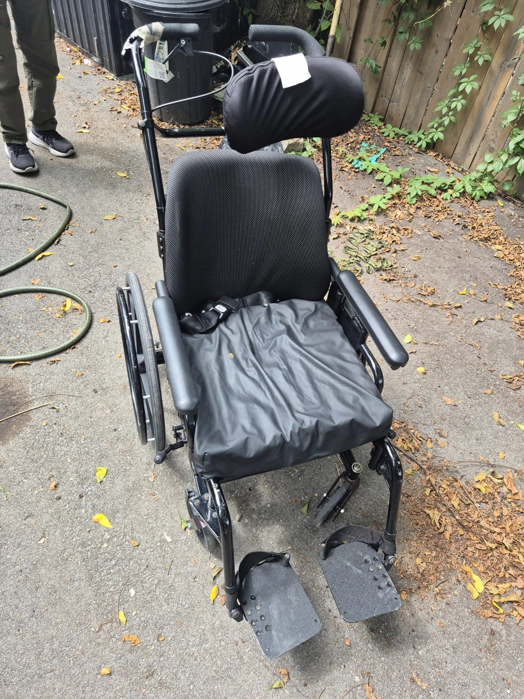 Wheel chair for patients or seniors - photo 2