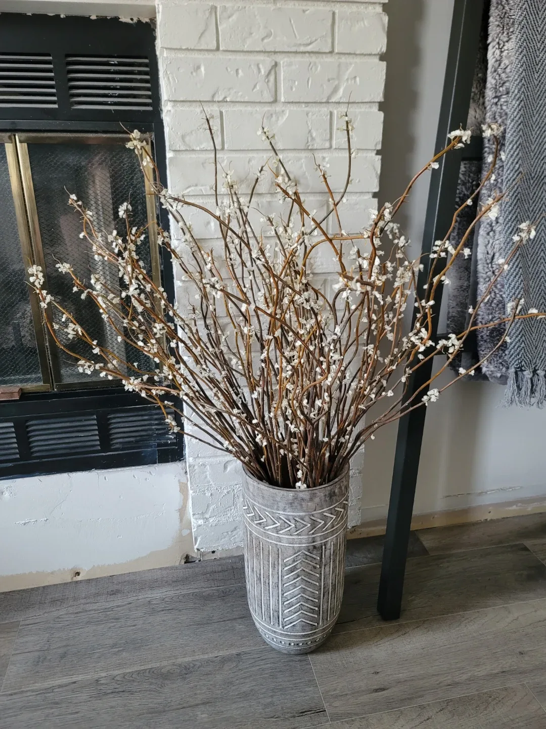 Tall twig branches with white flowers