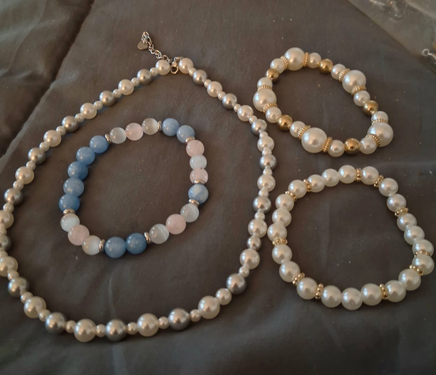 Faux  pearl necklace and bracelet set