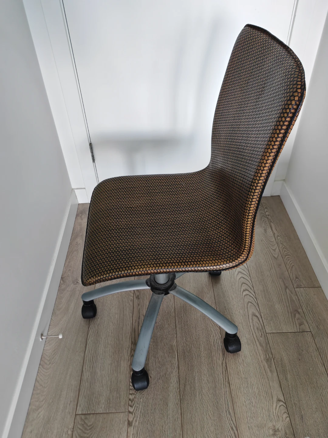 Adjustable Office Chair – Patterned Upholstery, Swivel Base - photo 2