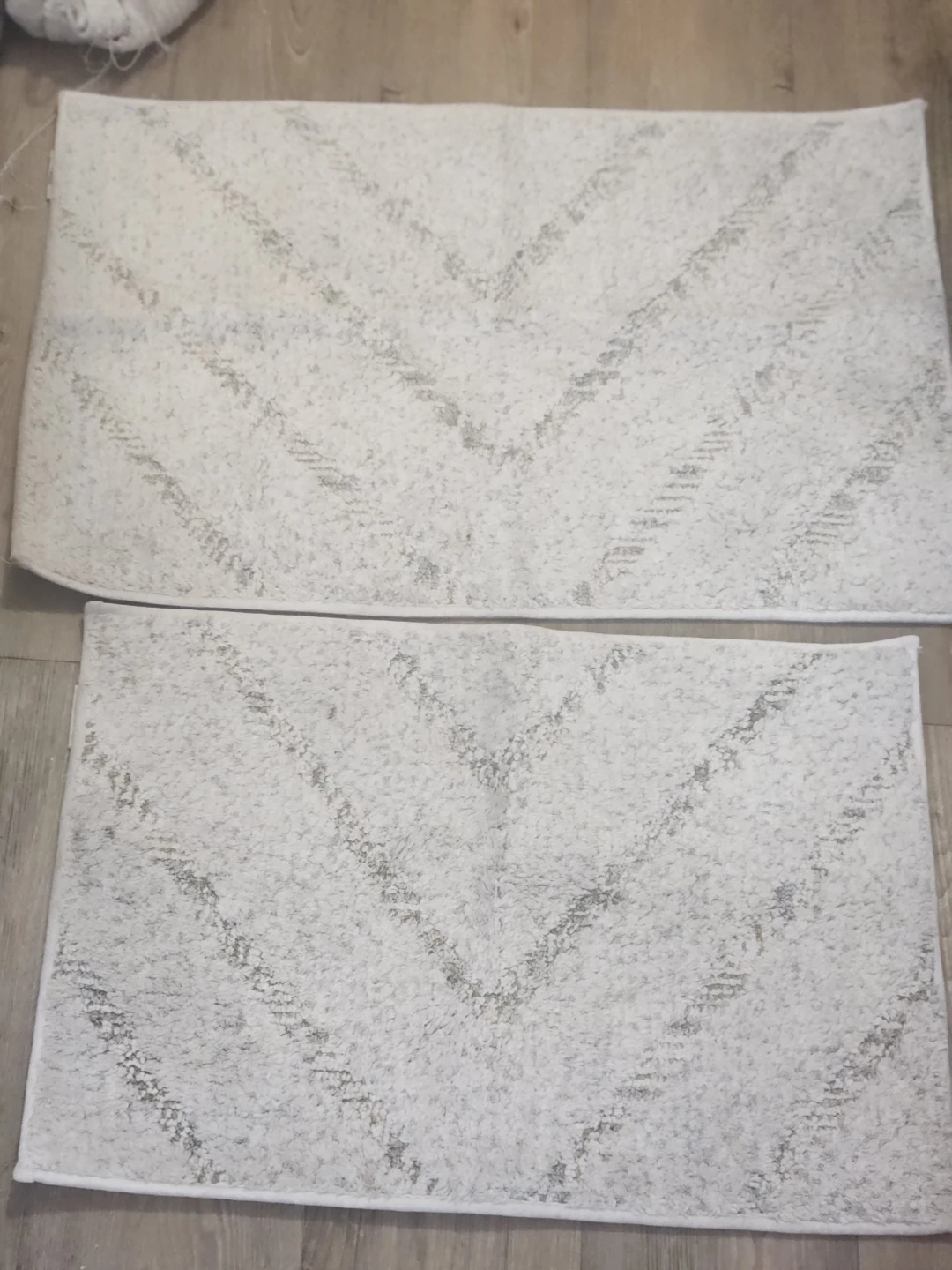 Set of 2 Bath Mats - Light Grey Chevron Pattern - photo 2