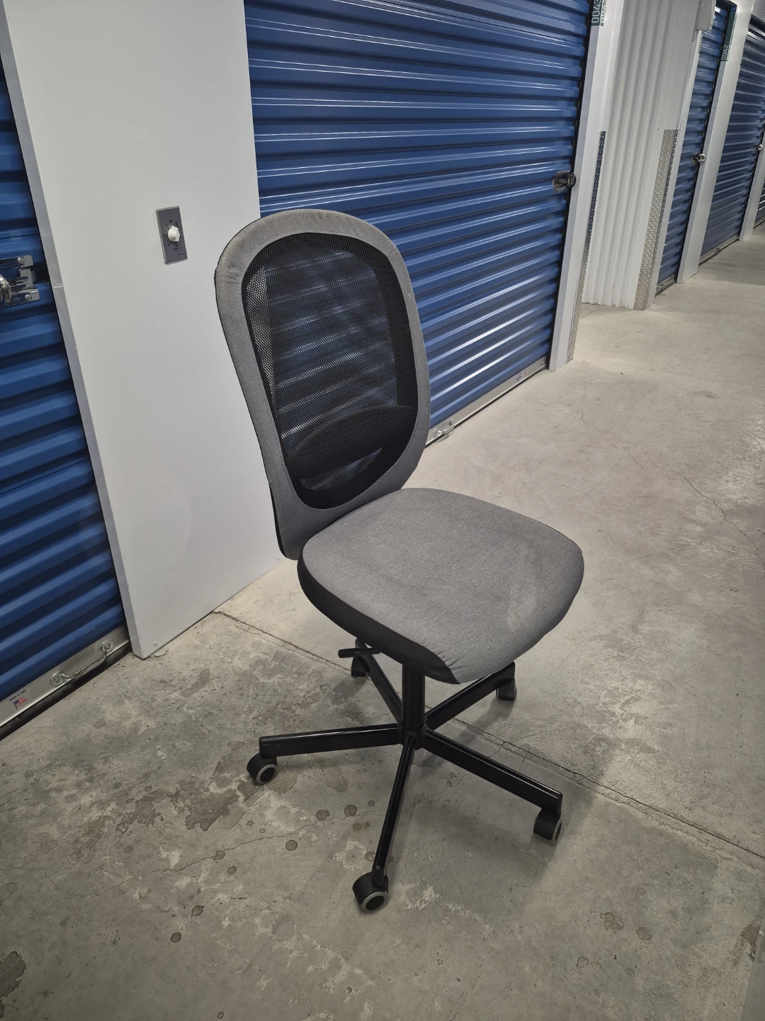 Grey mesh swivel office chair