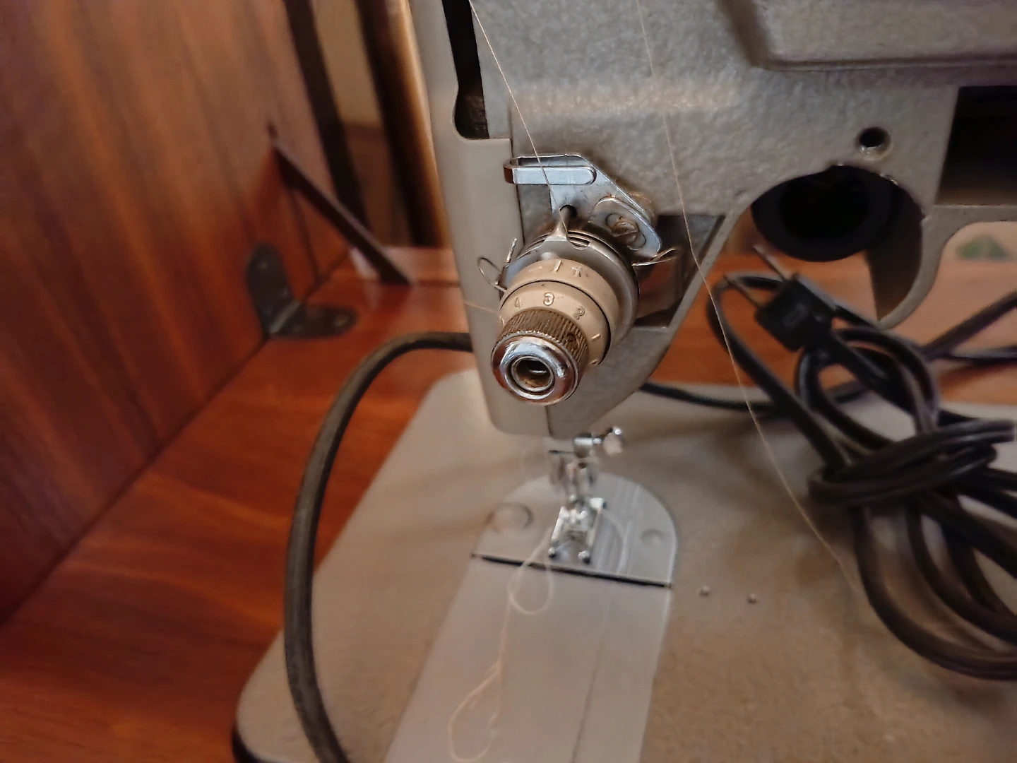 Singer Sewing Machine in Wooden Cabinet - photo 4