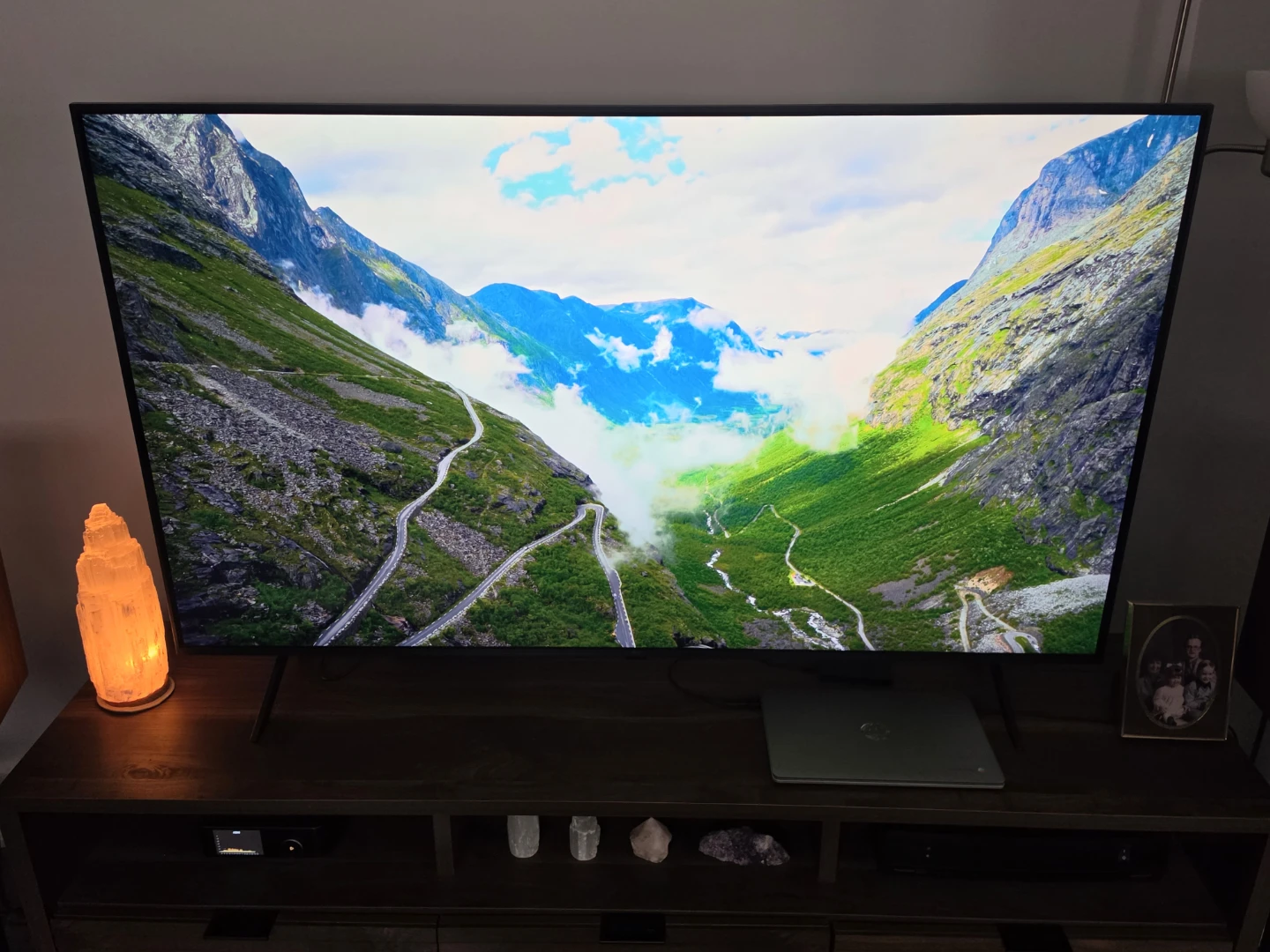 65 Inch LG 65UR9000PUA Smart TV - photo 2