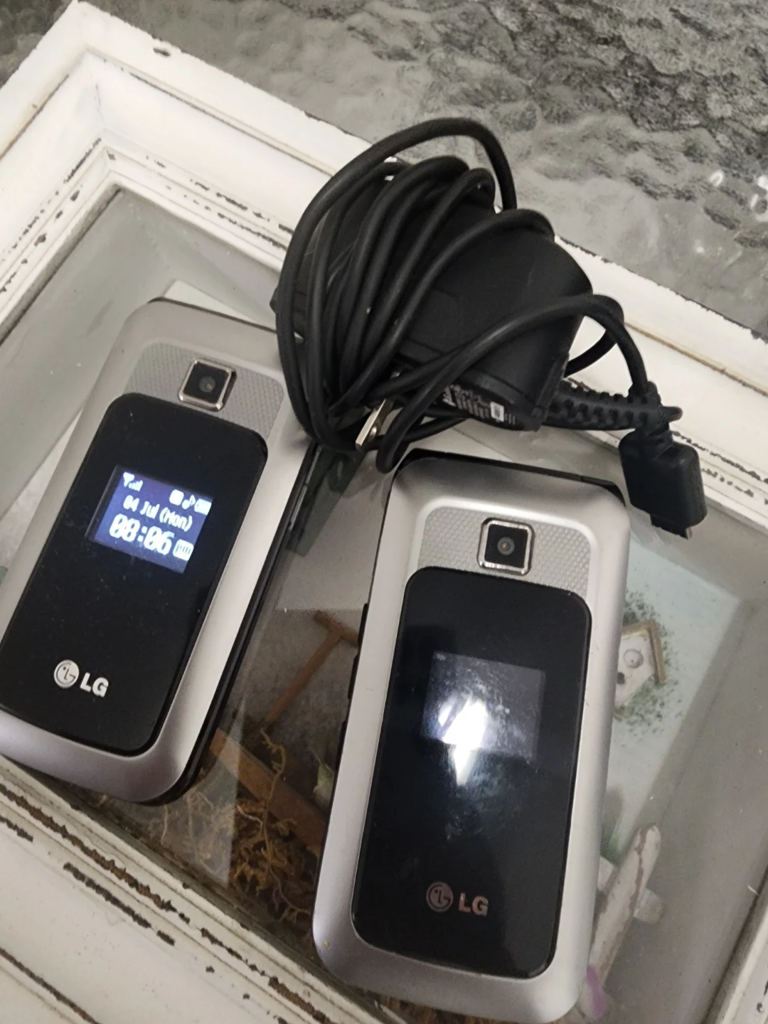 2 LG Flip Phones with Charger
