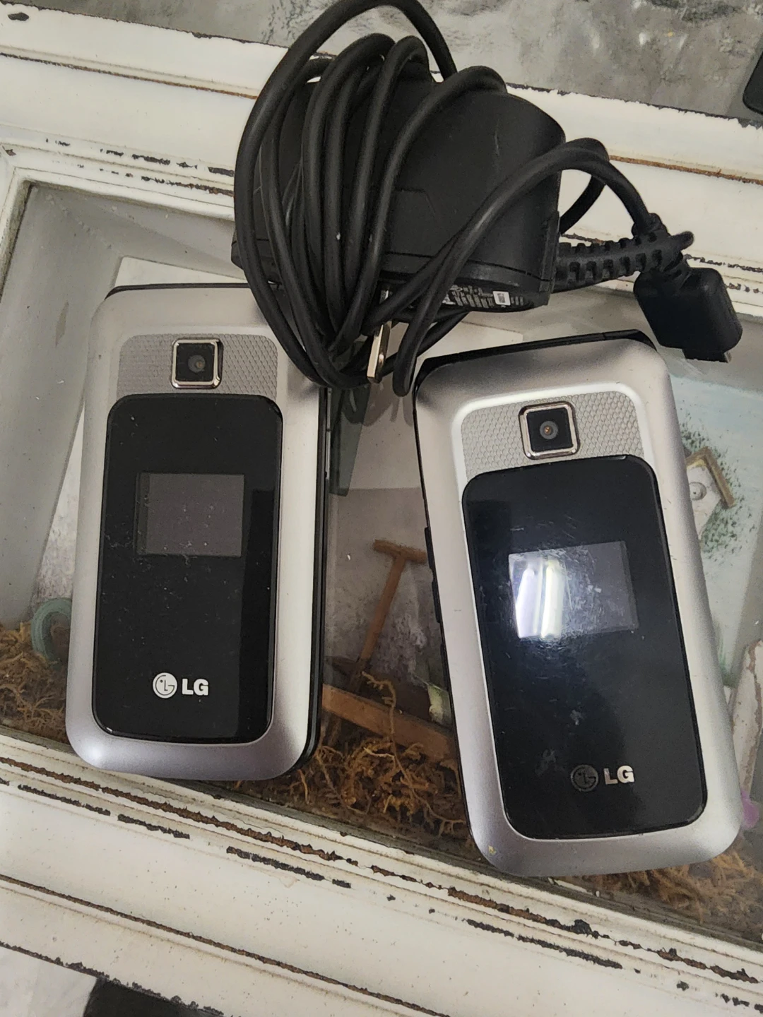 2 LG Flip Phones with Charger - photo 2