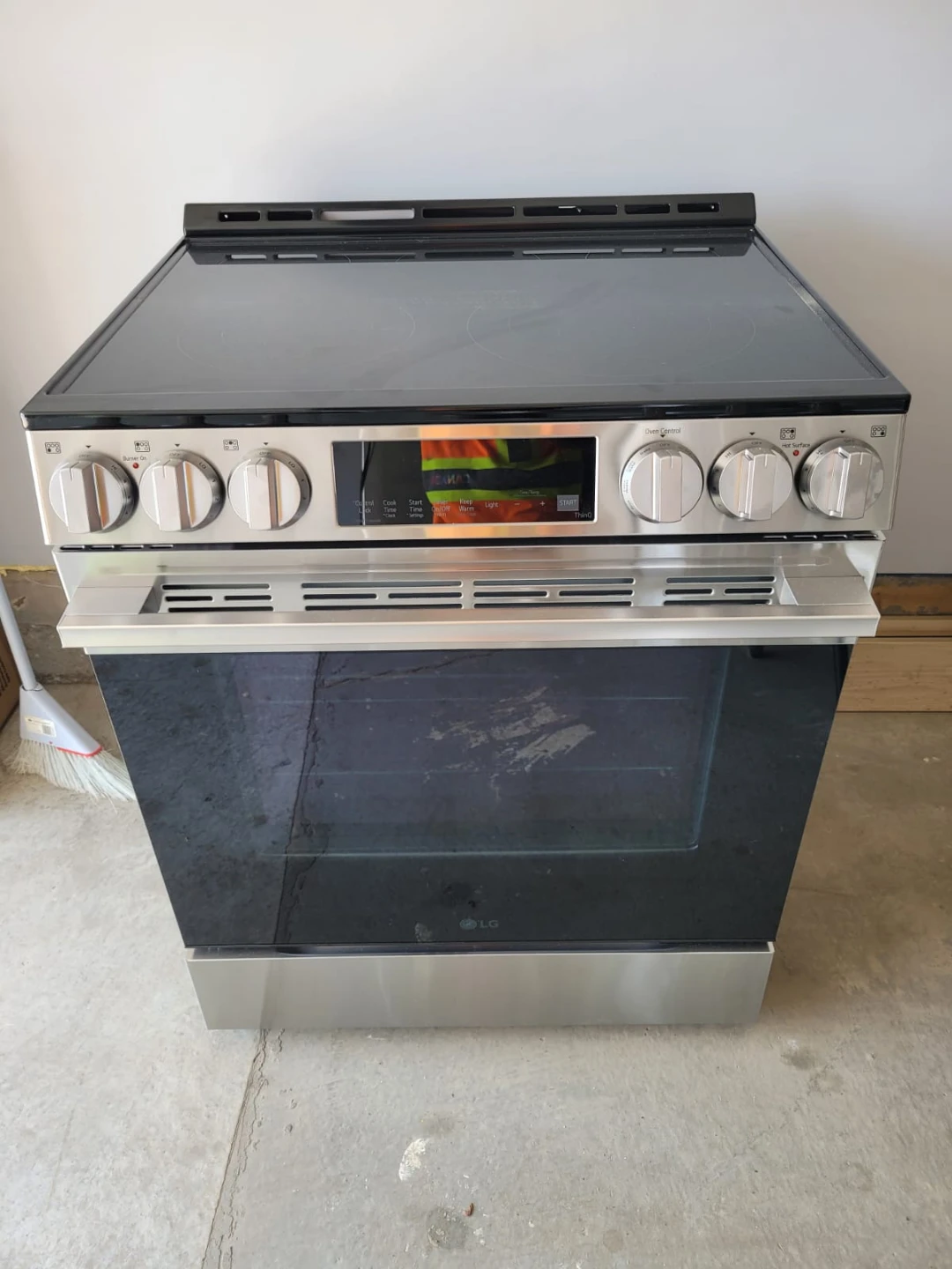 New LG Electric Range LSEL6333XS - photo 3