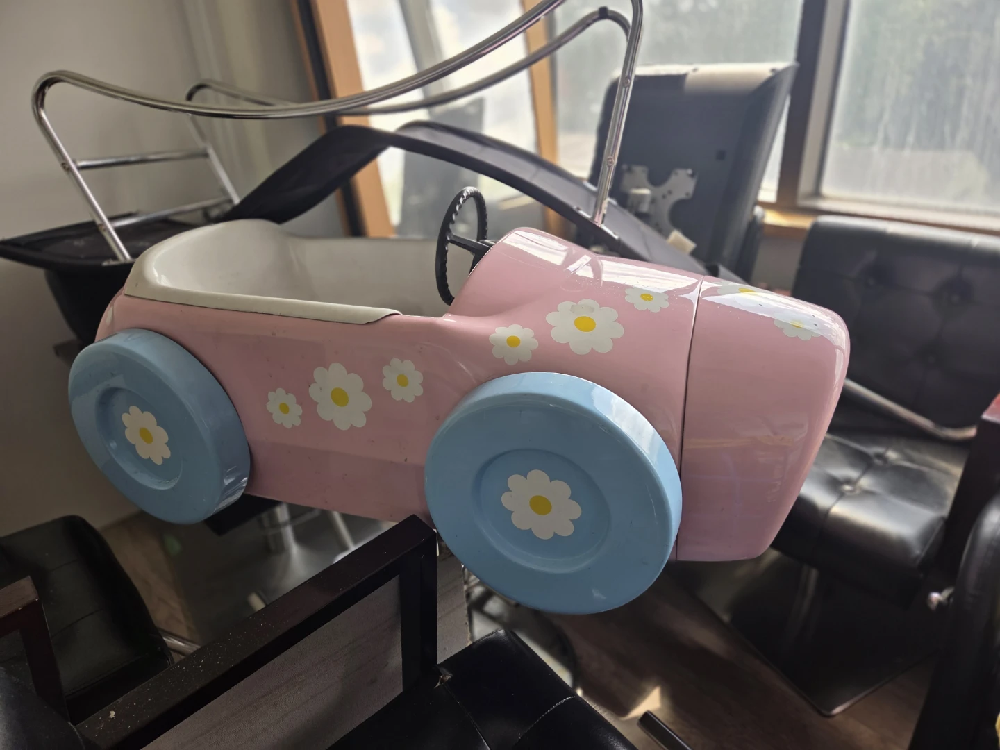 Pink Daisy Pedal Car for Kids - photo 2