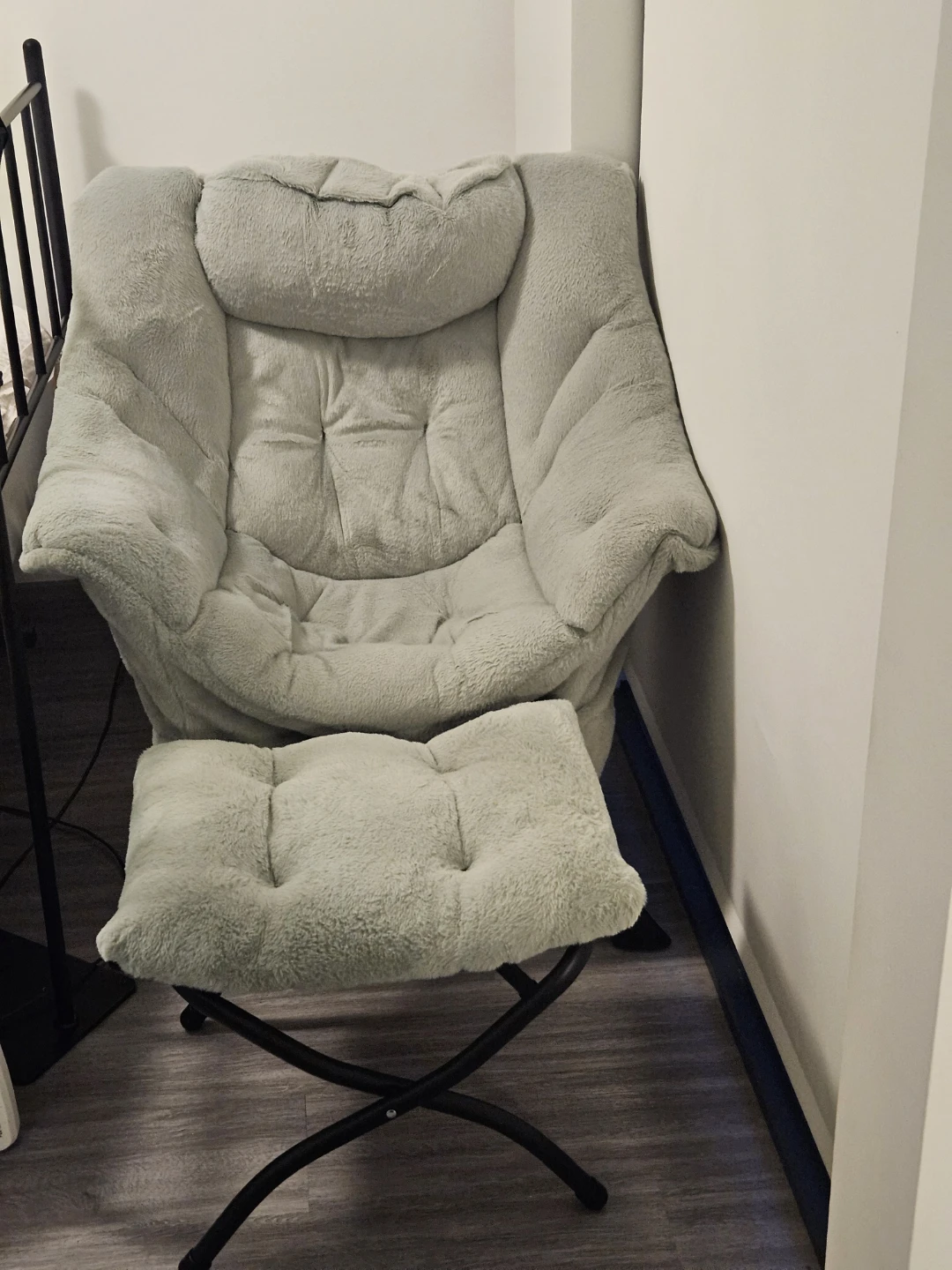 like new- Super Comfortable Plush Armchair with Ottoman