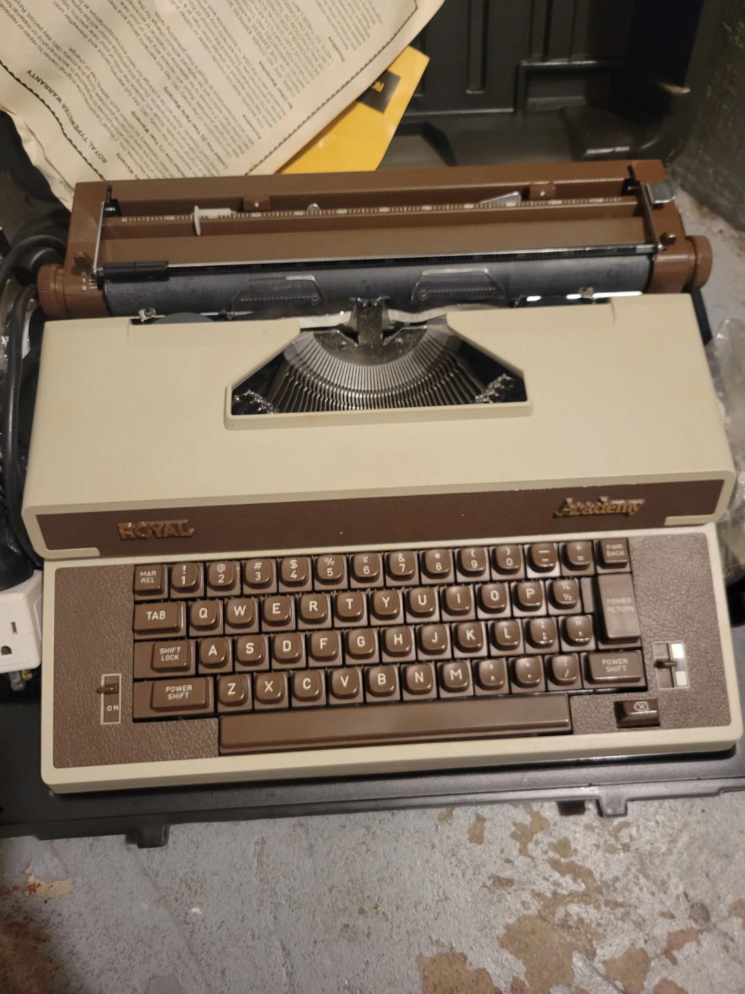 Royal Academy Electric Typewriter - photo 2
