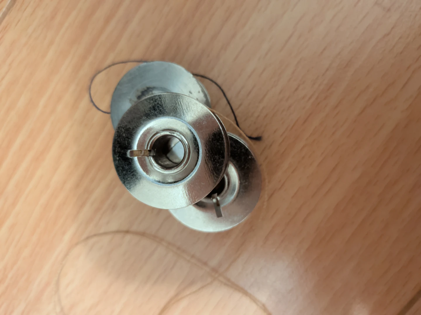 3 Metal Sewing Machine Bobbins with Thread - photo 2