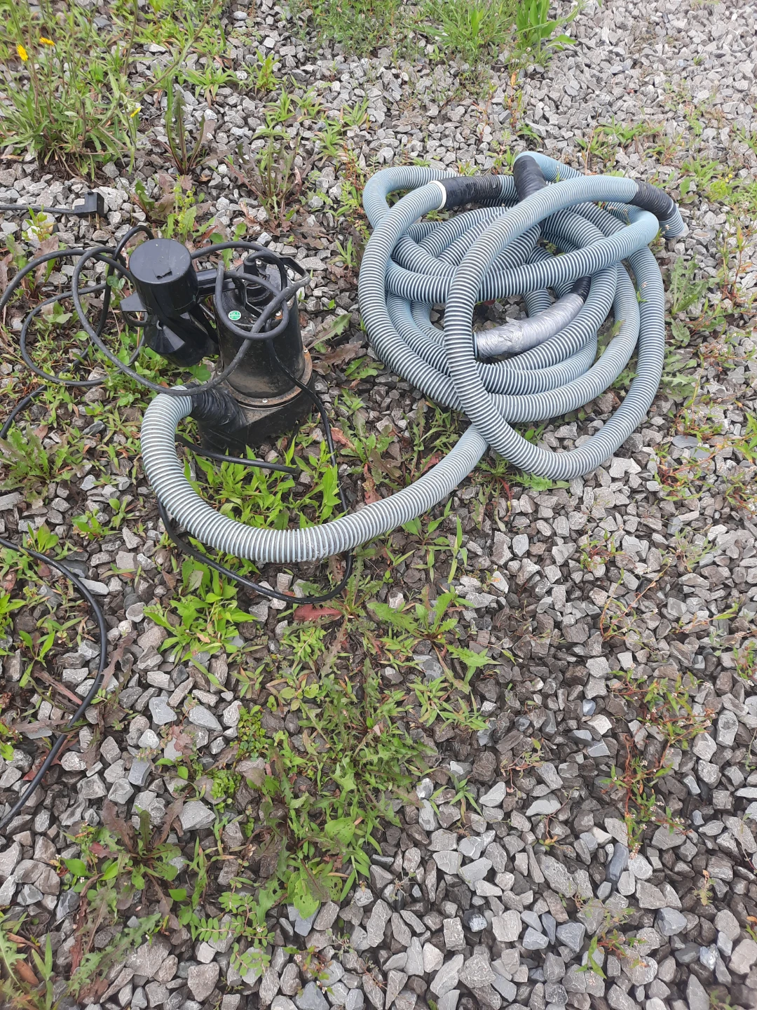 2 Submersible Pump with Hose