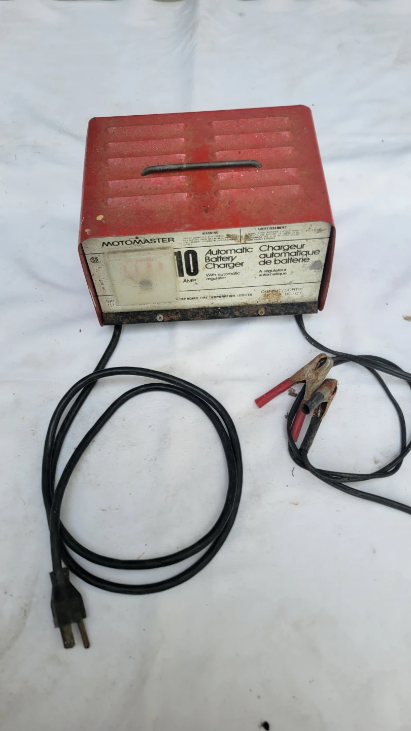 12V Motomaster 10 Amp Automatic Battery Charger