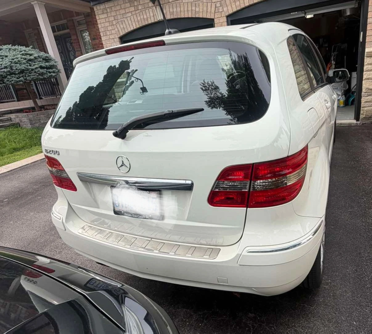 White Mercedes-Benz B200 - photo 2