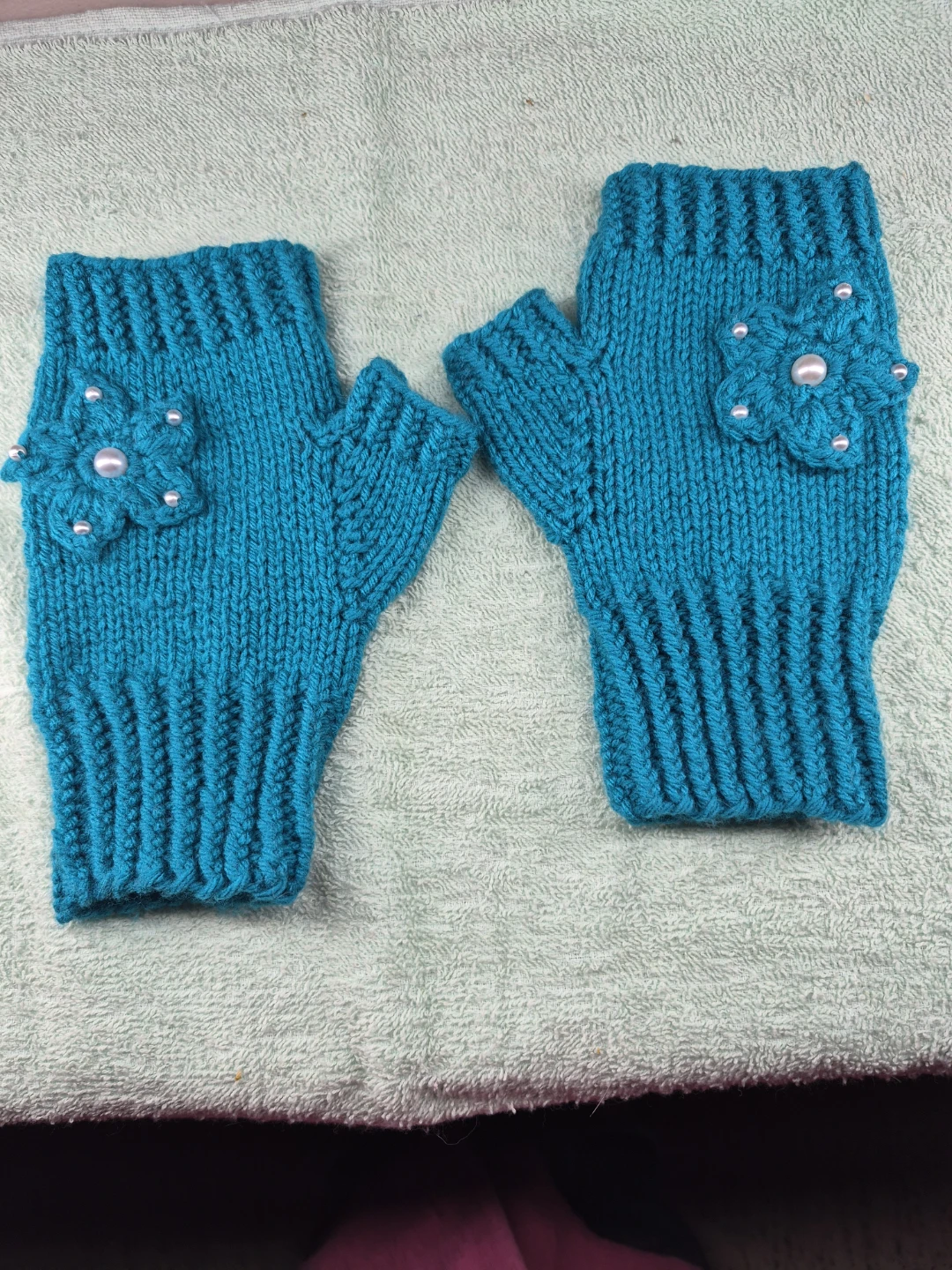 Women's knitted fingerless gloves - photo 3