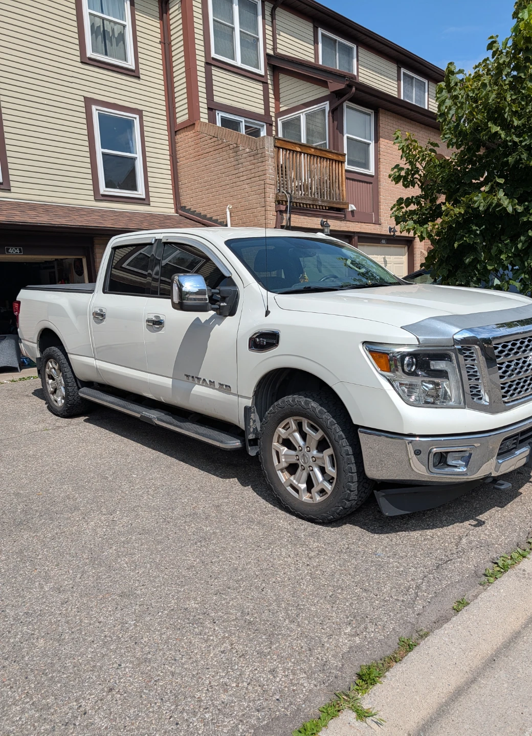 White Nissan Titan XD SL 4x4 Crew Cab Pickup Truck - photo 3