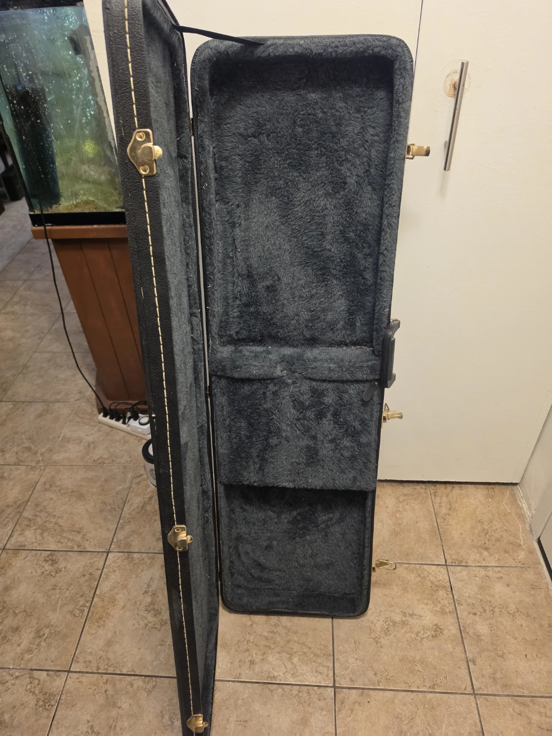 Black Hardshell Bass Guitar Case - photo 4