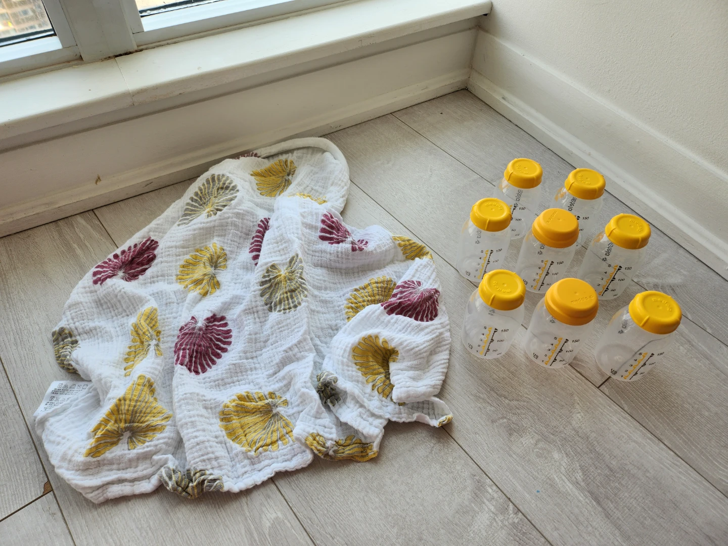 Medela Breast Milk Storage Bottles (+ Free Nursing Cover!!)
