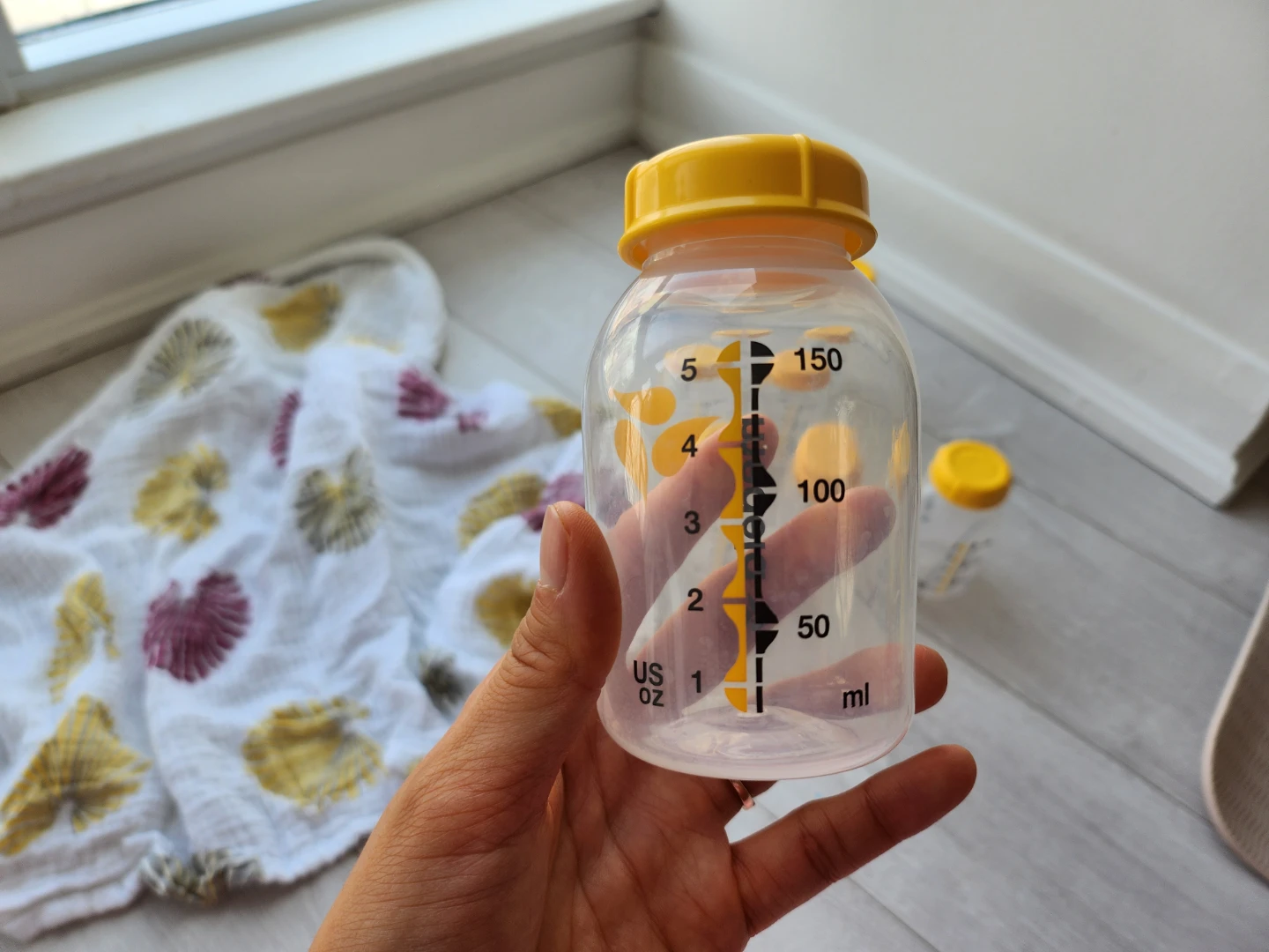 Medela Breast Milk Storage Bottles (+ Free Nursing Cover!!) - photo 2