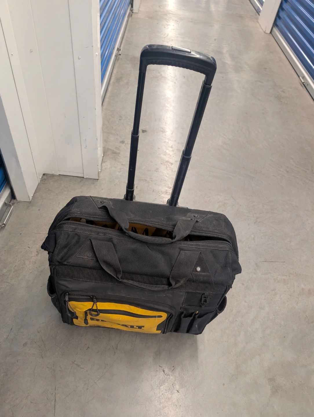 DeWalt Rolling Tool Bag - photo 3