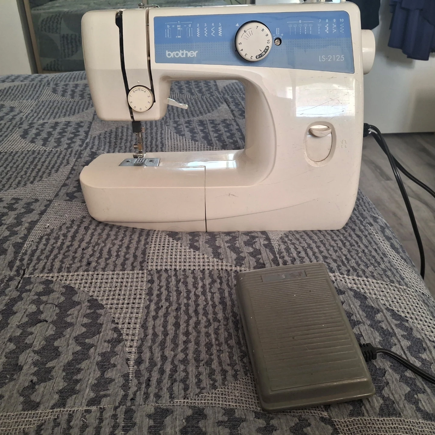Brother LS-2125 Sewing Machine with presser foot - photo 2