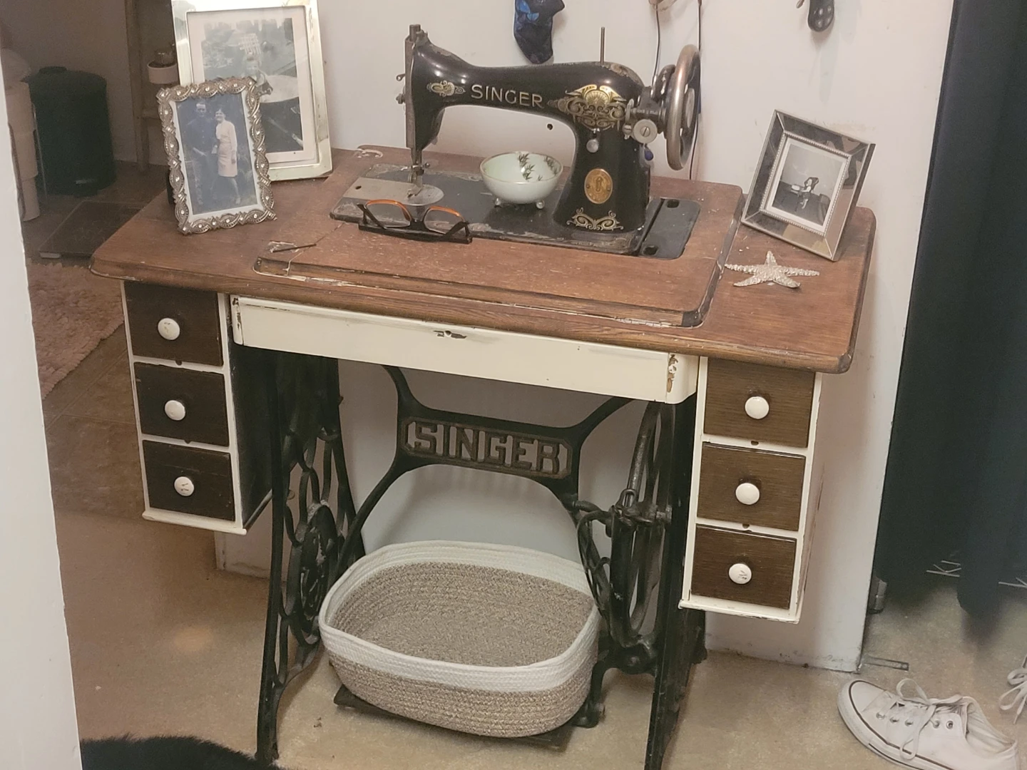 Vintage Singer sewing machine with wooden desk - photo 2