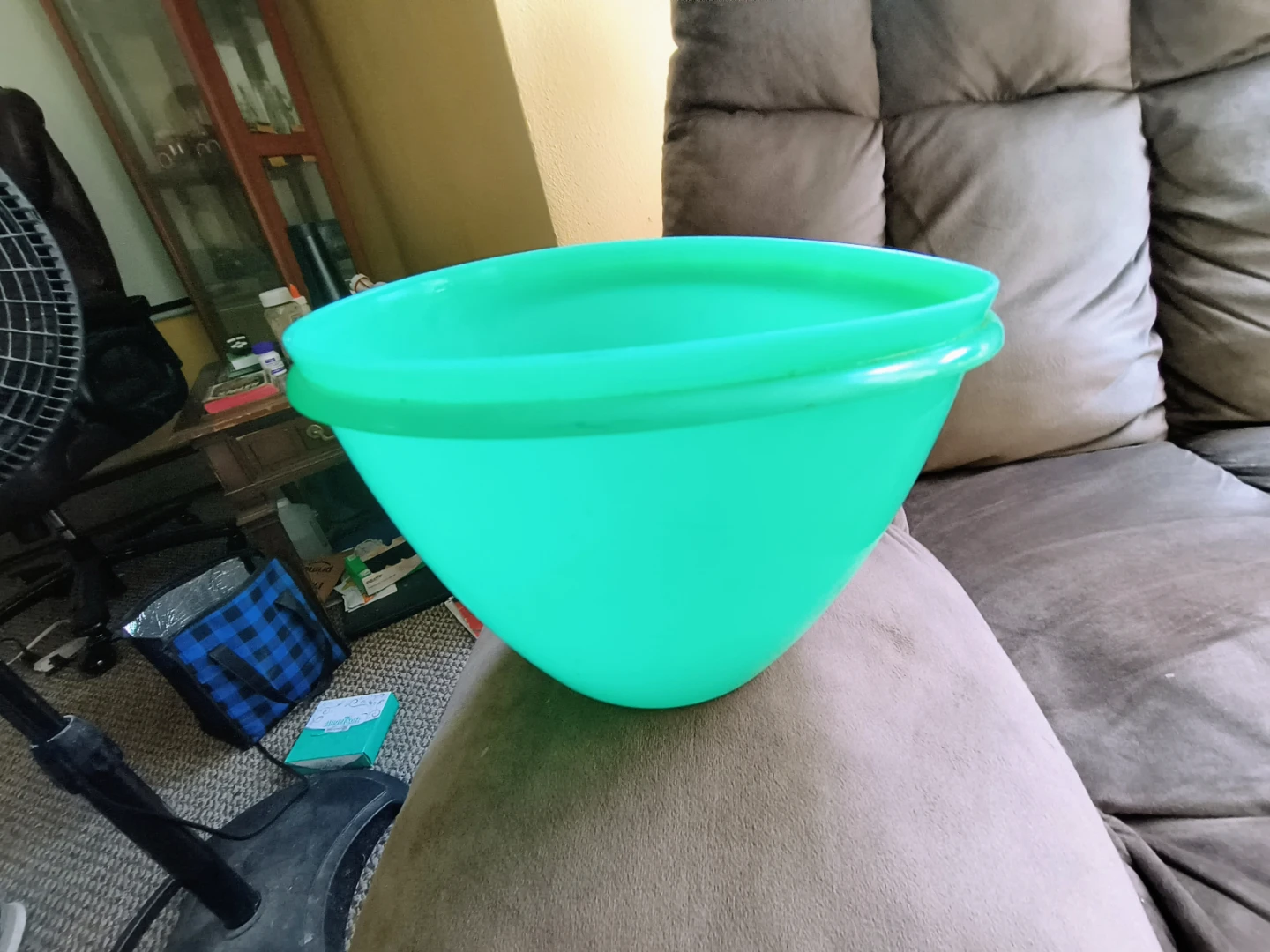 Used Tupperware bowl Crisp it 5 1/2 tall