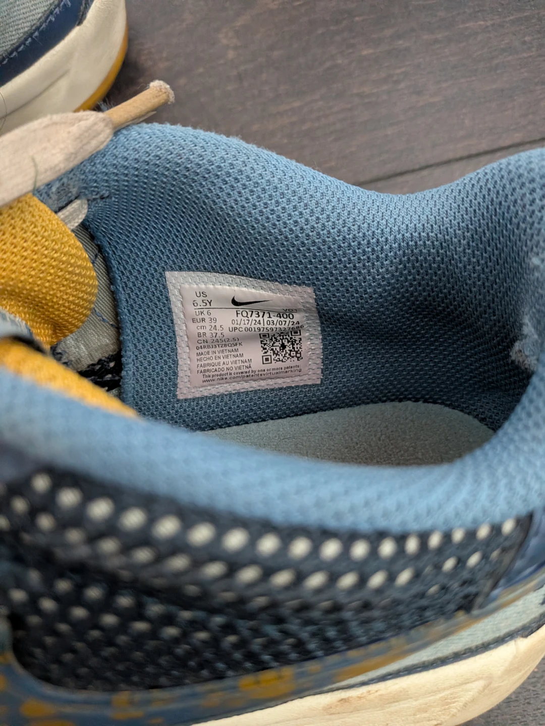 Nike Shoes kids size 6.5 - photo 2