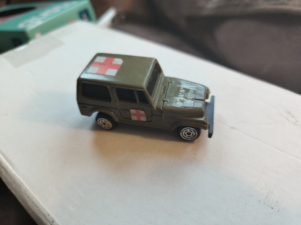 M*A*S*H 4077th Toy Ambulance 1/64 Scale - photo 2