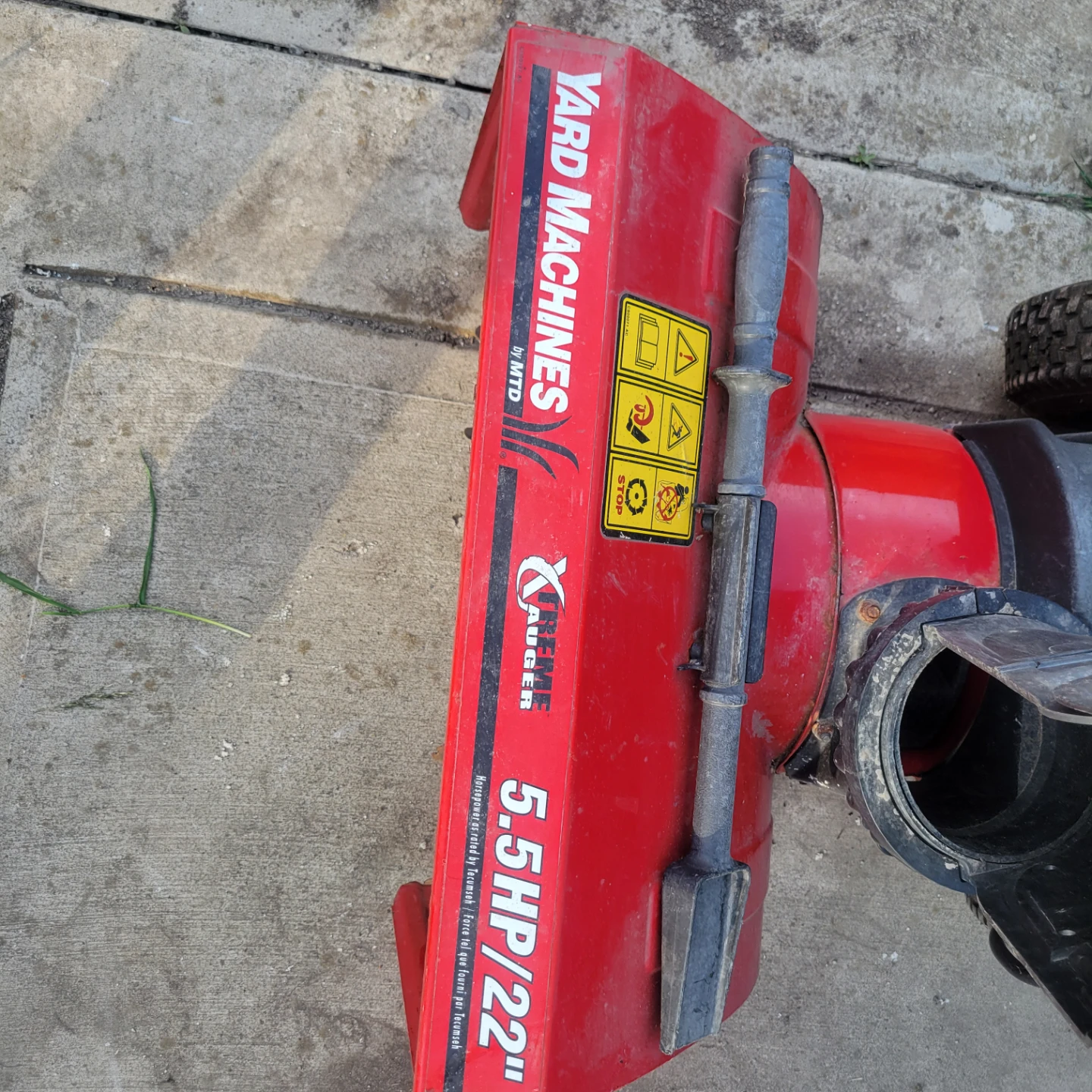 Yard Machines Snow Blower 5.5 HP / 22" - photo 3